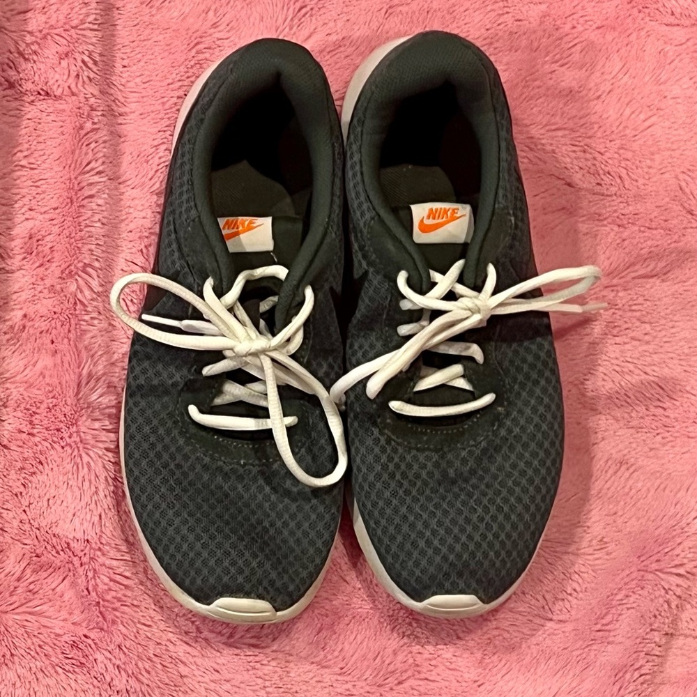 Nike green women’s size  9 used good condition and clean